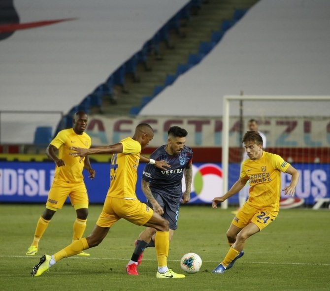 Süper Lig: Trabzonspor: 1 - Mke Ankaragücü: 0 (İlk Yarı)