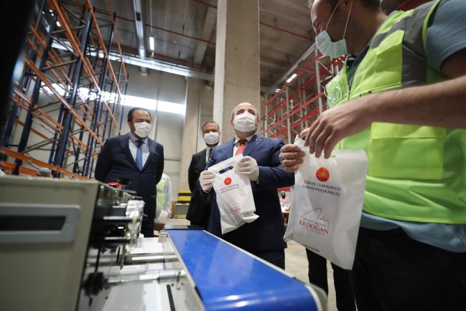 Bakan Varank’tan, Hijyen Paketi Hazırlayan İşçilere Moral Ziyareti