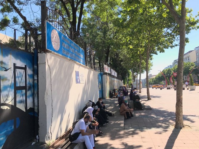 Öğrenciler İçeride Ter Döktü, Veliler Dışarıda Dua Etti