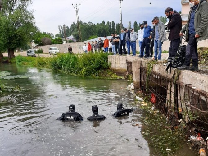 Su Altı Arama Kurtarma Polisleri Melek’i Her Yerde Arıyor