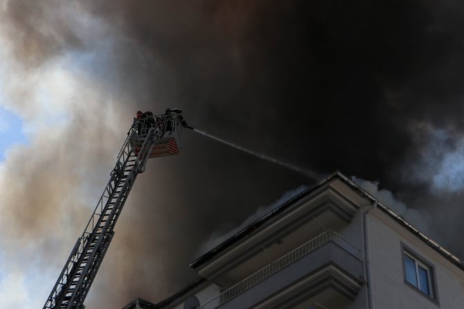 Çatıyı Onarırken Çıkan Yangın, Paniğe Neden Oldu