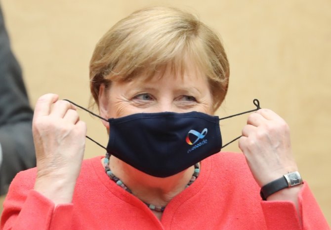 Başbakan Merkel, Eleştiriler Üzerine Maskeli İlk Kez Görüntülendi