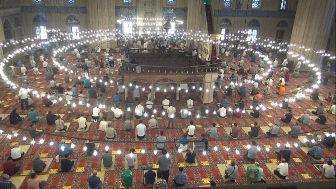 Müslümanların Selimiye’de Cemaatle Namaz Coşkusu