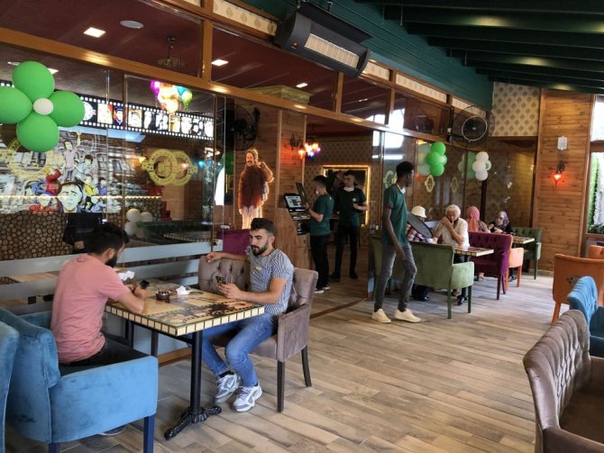 Ümraniye’de Sosyal Mesafeli Yeşilçam Konseptli Kafe Açıldı