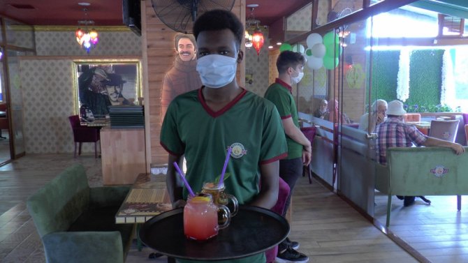 Ümraniye’de Sosyal Mesafeli Yeşilçam Konseptli Kafe Açıldı
