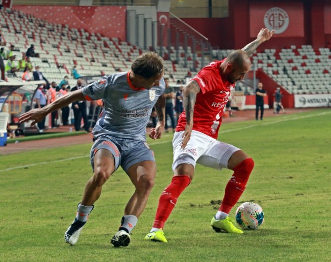Medipol Başakşehir Deplasmanda Antalyasporu’u 2-0 Mağlup Etti
