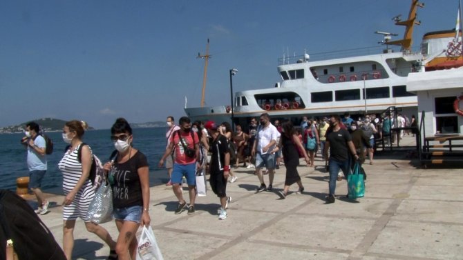 Güneşli Havayı Fırsat Bilen İstanbullular Adalar’a Akın Etti