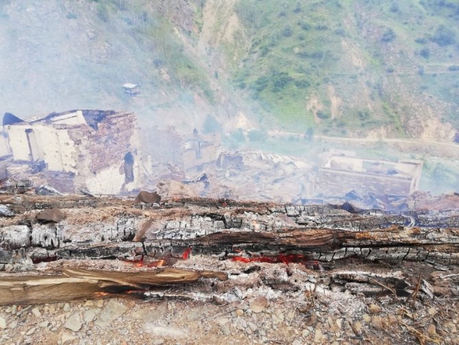 Artvin’in Yusufeli İlçesi Dokumacılar Köyü Sahlepçiler Mahallesindeki Yangın Kontrol Altına Alındı