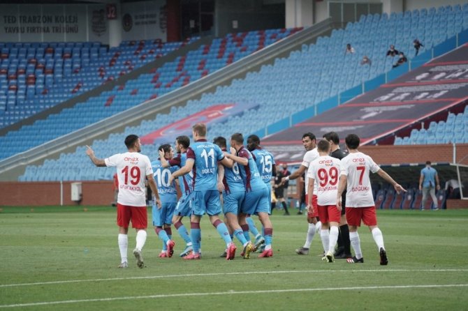 Süper Lig: Trabzonspor: 2 - Antalyaspor: 1 (İlk Yarı)