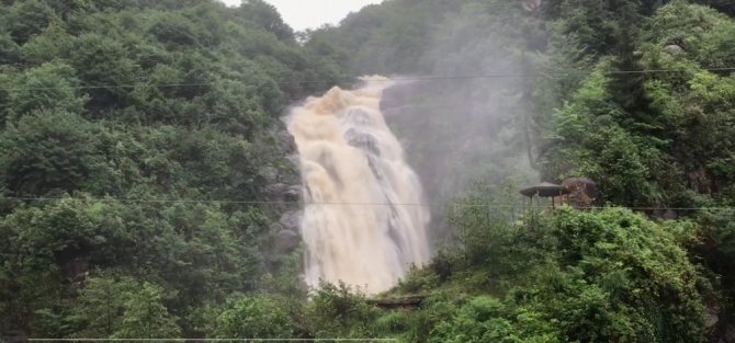 Rize’nin Turizm Merkezi Ağaran Şelalesi Yine Taştı