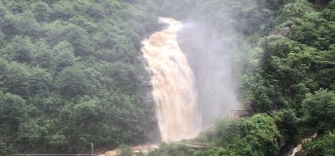Rize’nin Turizm Merkezi Ağaran Şelalesi Yine Taştı