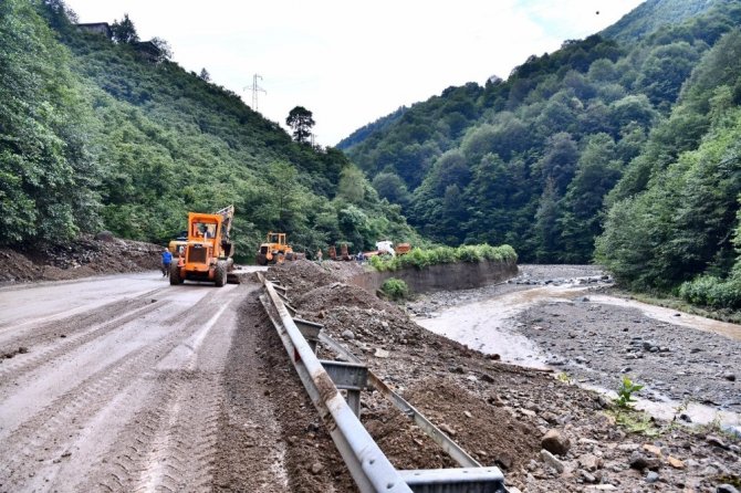 Trabzon’da Heyelan Nedeniyle Kapanan Mahalle Yolları Ulaşıma Açıldı