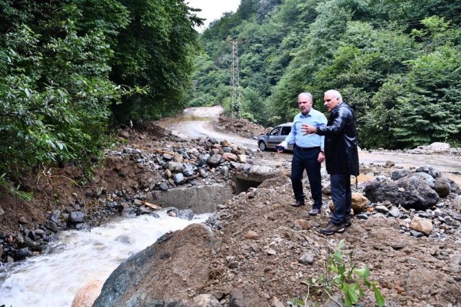 Trabzon’da Heyelan Nedeniyle Kapanan Mahalle Yolları Ulaşıma Açıldı