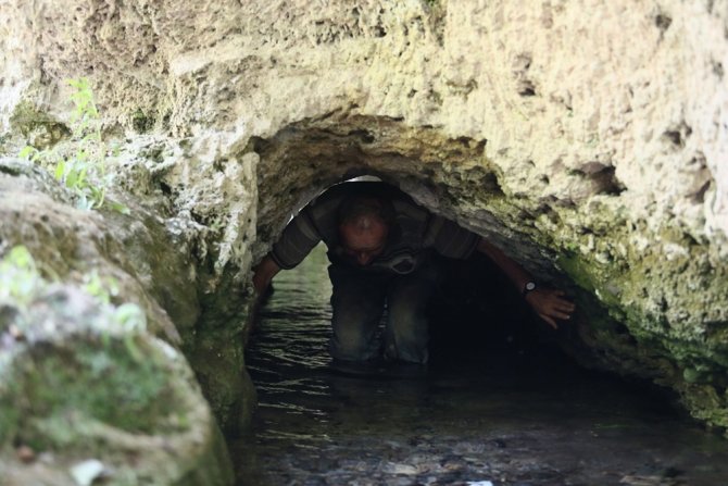 Şifa Bulmak İçin İçi Su Dolu Tünelden Geçiyorlar