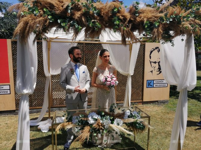 Kadıköy’de Sosyal Mesafeli ‘Açık Hava Nikahları’ Kıyılmaya Başlandı