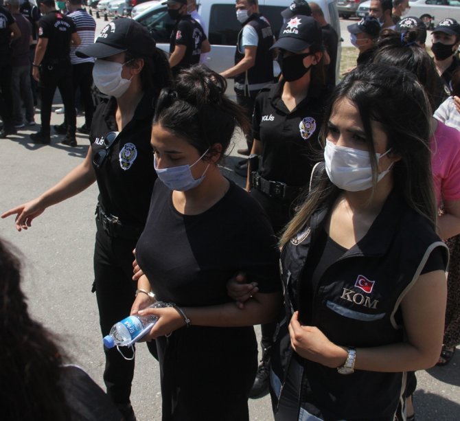 450 Bin Liralık Borç Kağıdını Yutmaya Çalışıp Kadın Polisin Parmağını Isırdı