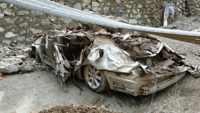 Selden Kurtulan Şantiye Çalışanları Eşyalarını Kurtarmaya Çalıştı