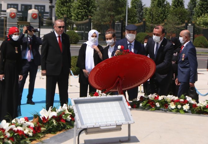 Cumhurbaşkanı Erdoğan Şehit Yakınları Ve Gazilerle Birlikte 15 Temmuz Şehitler Abidesi’ne Çiçek Bıraktı