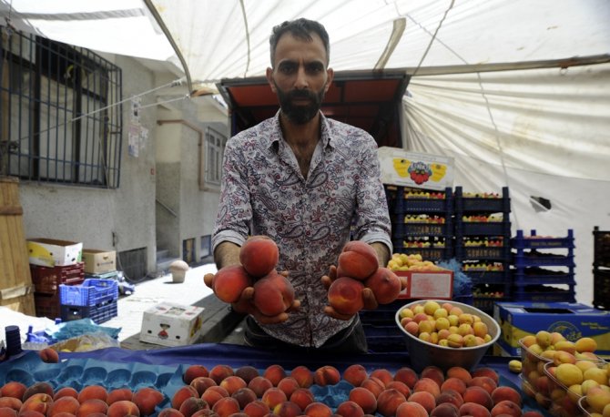 Tarlada 2 Lira Olan Şeftali Şehirde 3 Katına Satılıyor