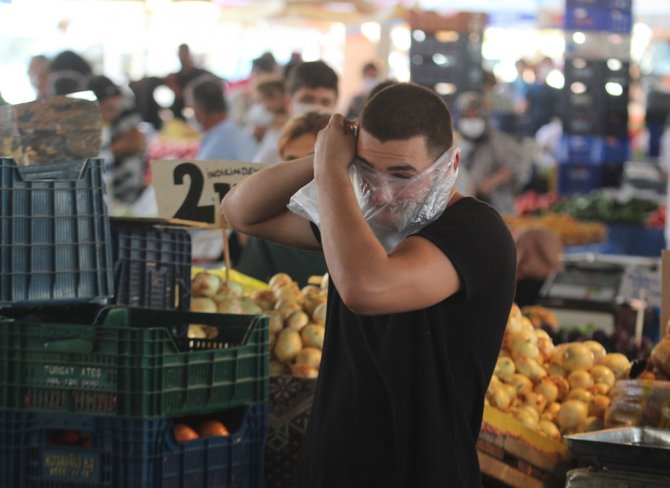 Görüntülendiğini Anlayan Maskesiz Esnaf Poşeti Maskeye Çevirdi