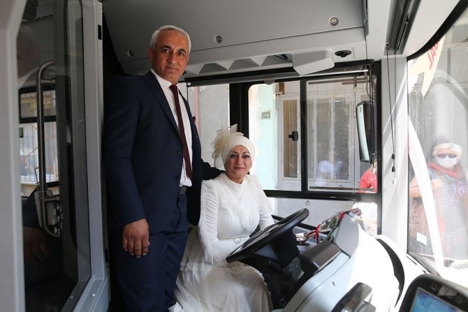 Şoför Çiftin Gelin Arabaları, Kullandıkları Belediye Otobüsü Oldu