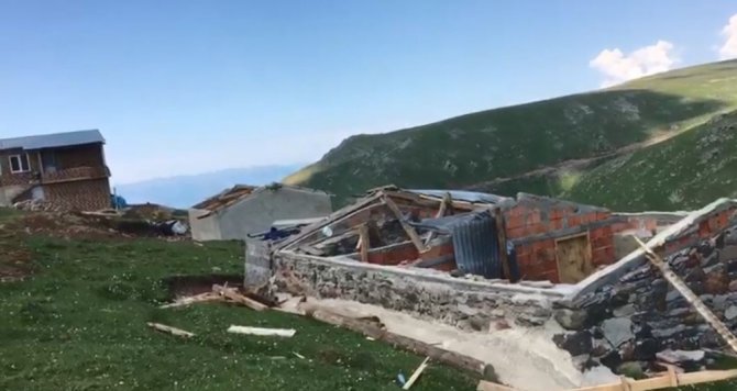 Yaylada Çıkan Şiddetli Rüzgar Çatıları Uçurdu