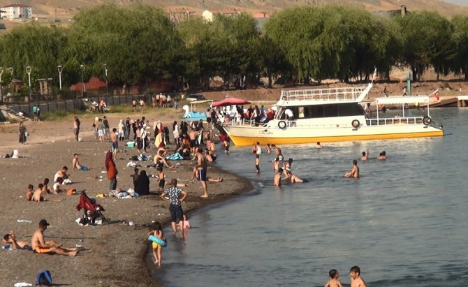 Van Gölü’nde Yüzme Keyfi