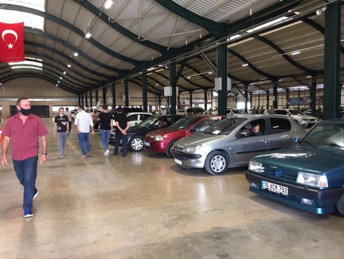 İkinci El Oto Pazarı Açıldı, Alıcı Bakmakla Yetindi