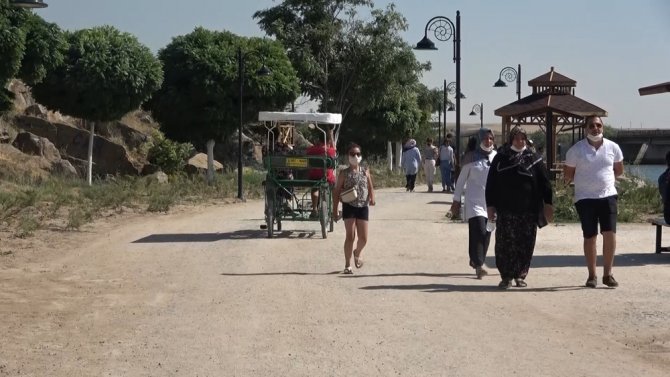 Selçuklular’dan Kalma Çeşnigir Köprüsü Turistlerin İlgisini Çekiyor