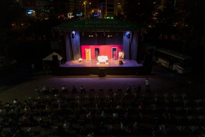 Akçaabat’ta Açık Hava Tiyatro Günleri Başladı
