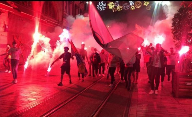 1453 Başakşehir Taraftar Grubu Şampiyonluğu Taksim’de Kutladı