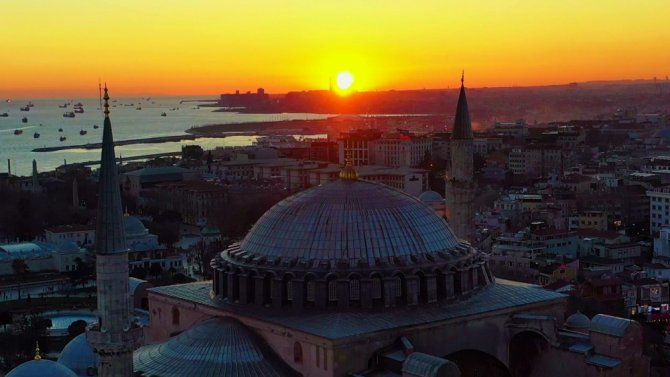 İlk Namaza Hazırlanan Ayasofya’da Gün Batımı Güzelliği