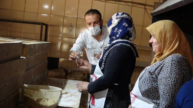 Kavurucu Sıcakta Tandır Ekmeği Mesaisi