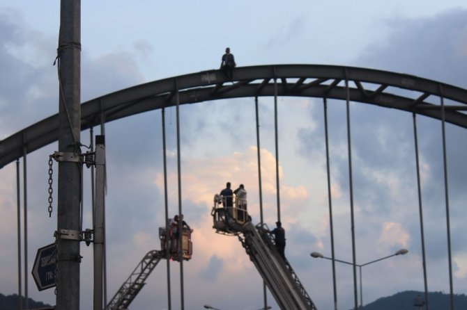 İntihar Girişimi Karadeniz Sahil Yolunu Trafiğe Kapattı