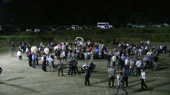 Artvin’de Boğa Güreşi Arenasında Kır Düğünü