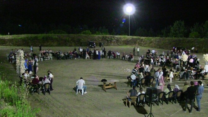 Artvin’de Boğa Güreşi Arenasında Kır Düğünü