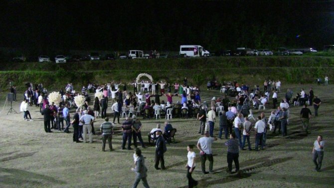Artvin’de Boğa Güreşi Arenasında Kır Düğünü
