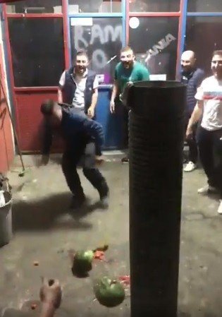 Top Yerine Karpuza Kafa Attı, Sosyal Medyada Fenomen Oldu