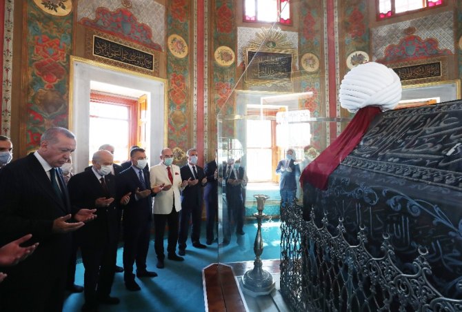 Cumhurbaşkanı Erdoğan, Fatih Sultan Mehmet Han’ın Türbesini Ziyaret Etti