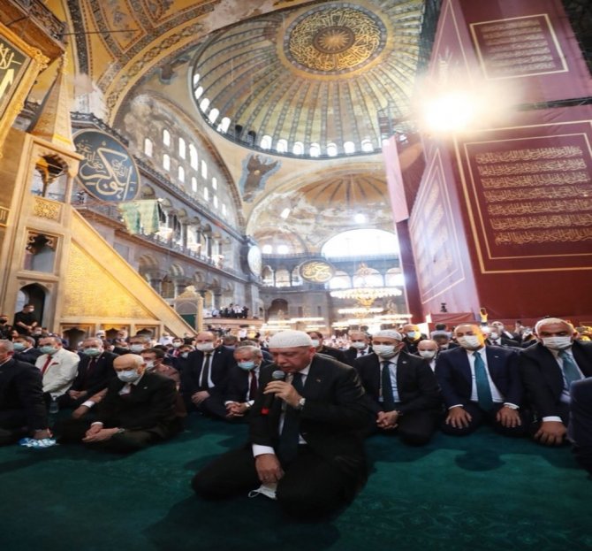 Bakan Çavuşoğlu’ndan Ayasofya Paylaşımı