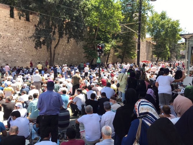 Ayasofya-i Kebir Cami-i Şerifi Açılışında Meydana Sığmayan Cemaat Caddelerde Namaz Kıldı