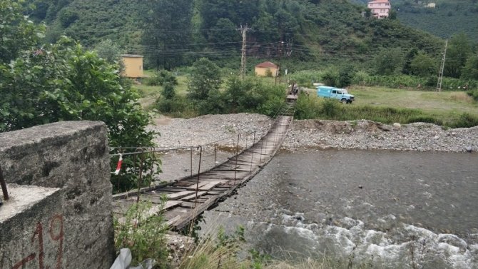Mahalle Sakinleri Tarafından Yıllar Önce Yapılan Asma Köprü Onarılıyor