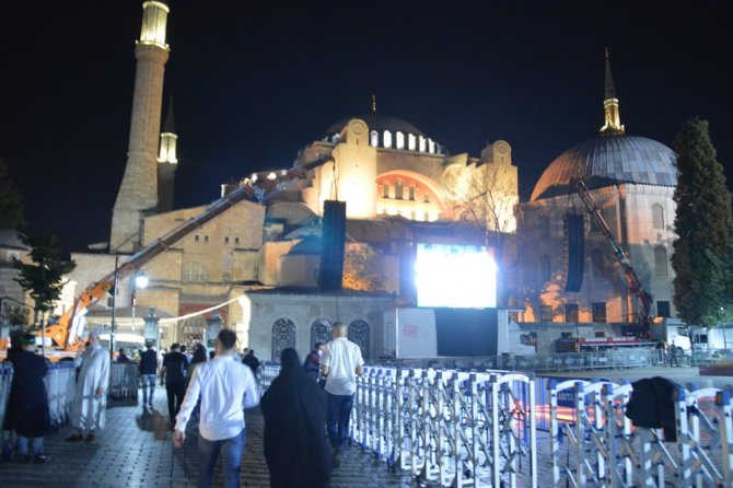 Ayasofya Camii’nde Ziyaretçi Yoğunluğu Gece De Devam Ediyor