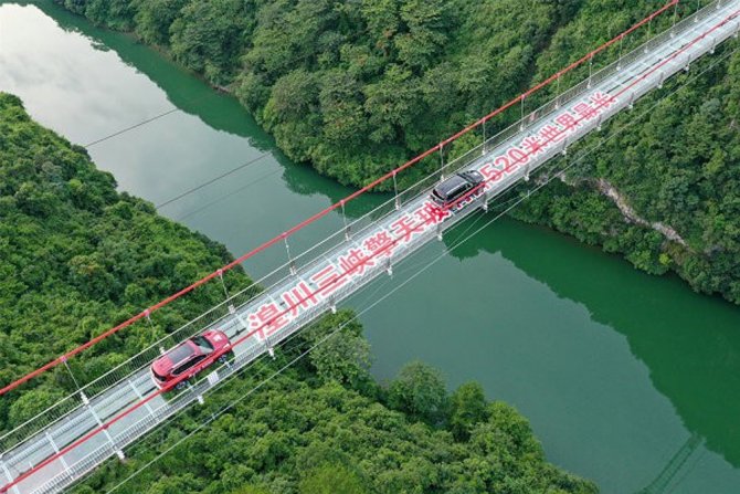 Çin’de Dünyanın En Uzun Cam Köprüsü Açıldı