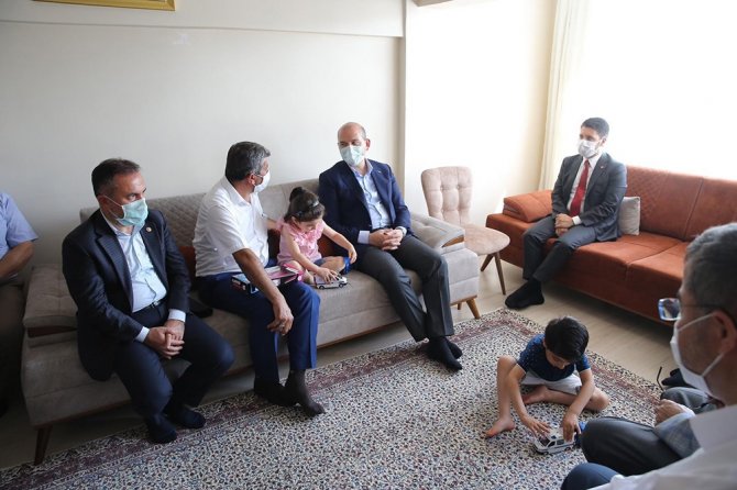 Bakan Soylu’dan Şehit İkizlerin Ailesine Ziyaret