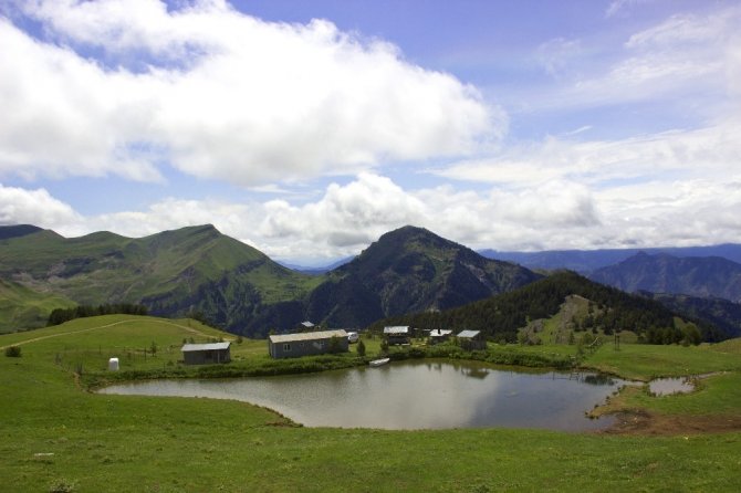 Artvin’de 2 Bin 550 Metre Yükseklikteki Saklı Cenneti Petnos Gölü Keşfedilmeyi Bekliyor