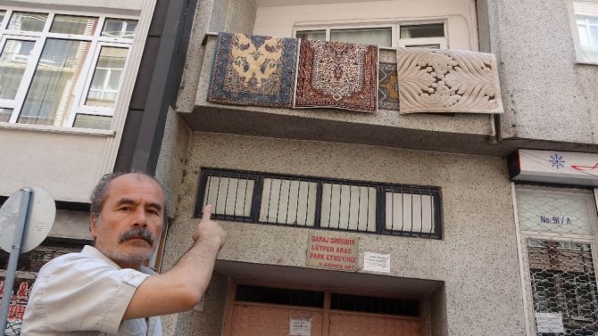 Balkondan Düşen Çocuğu Yoldan Geçen Genç Tutarak Ölümden Kurtardı