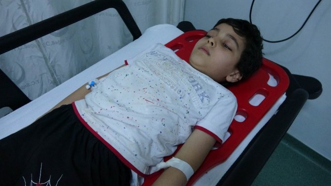 Balkondan Düşen Çocuğu Yoldan Geçen Genç Tutarak Ölümden Kurtardı