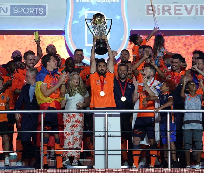 Şampiyon Başakşehir Kupasını Aldı