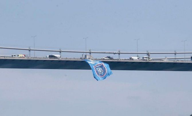 Şampiyon Başakşehir Bayrakları Köprülerde